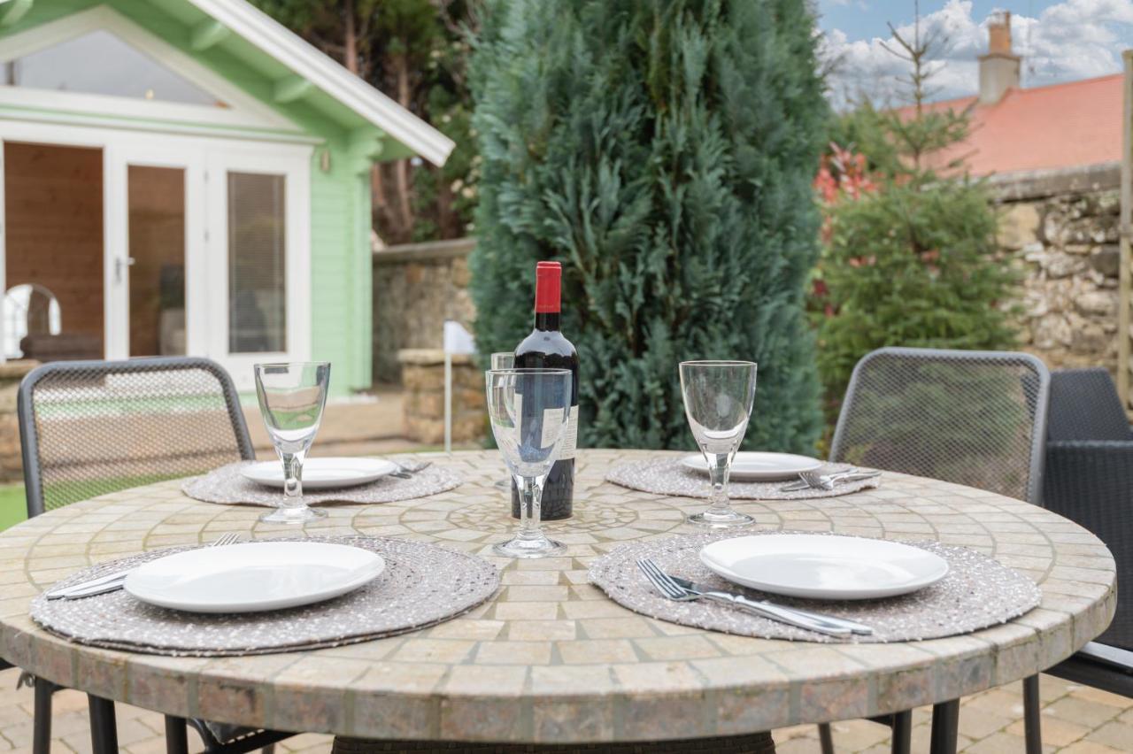 138 North Street - Luxury 2 Bed 2 Bath With Secret Garden, Summerhouse, Putting St Andrews