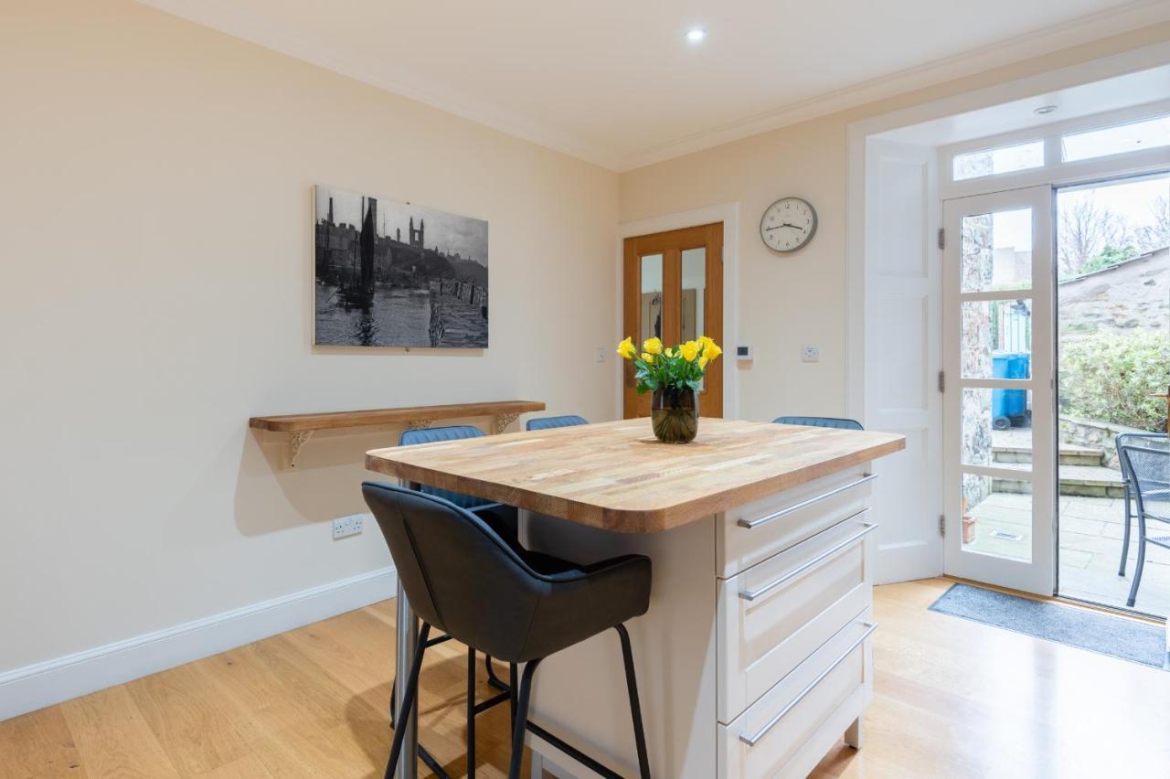 138 North Street - Luxury 2 Bed 2 Bath With Secret Garden, Summerhouse, Putting St Andrews